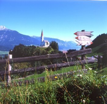 Teisslrunde mit Blick zur Kirche St. Peter